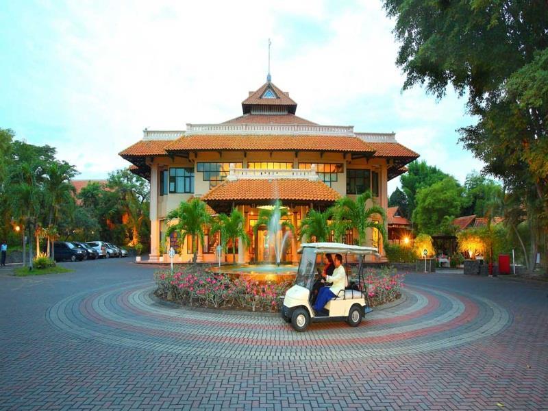 Equator Hotel Surabaya Exterior foto